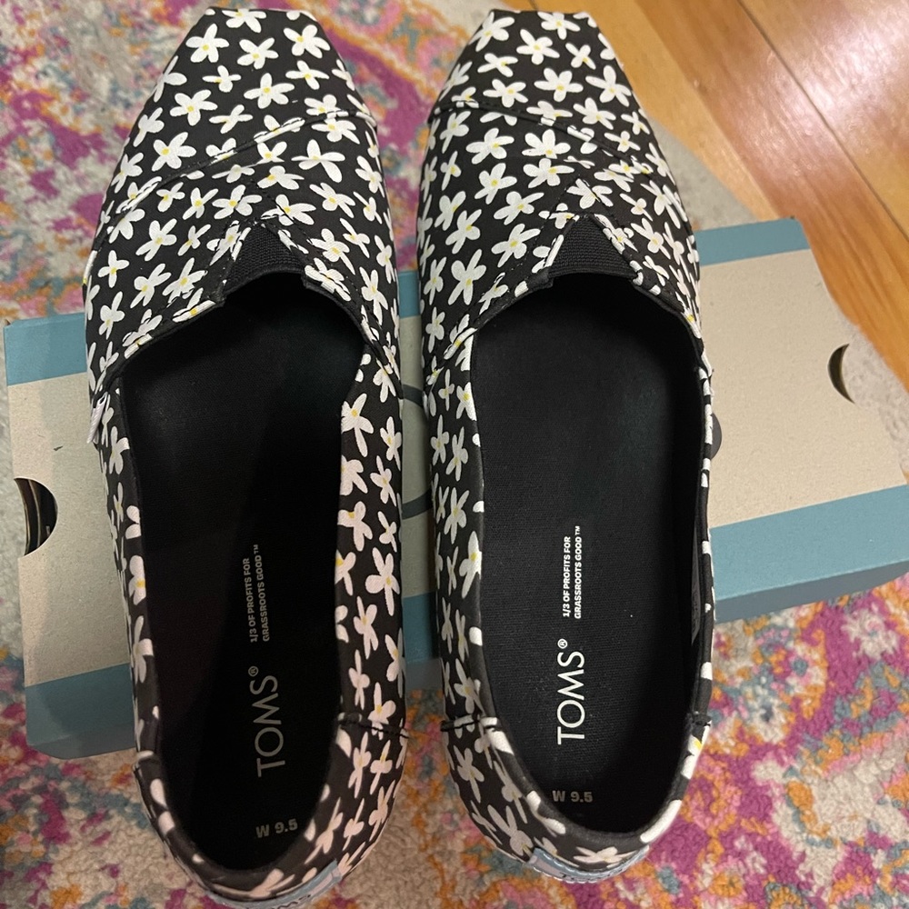 Pre-owned Toms, size 9.5
